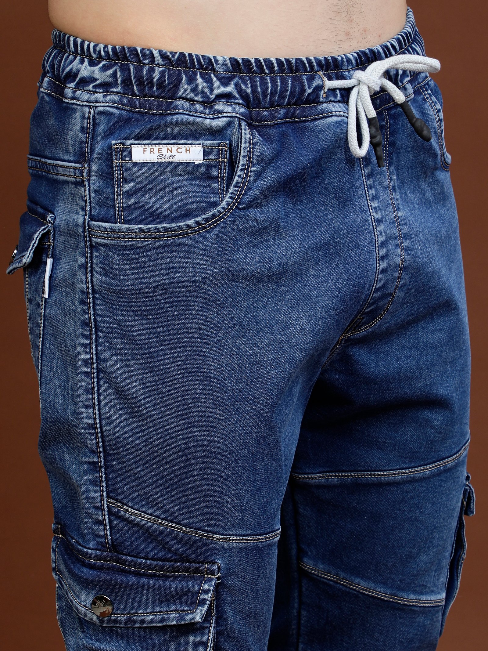 Una vista de una playa desde la cima de una colina