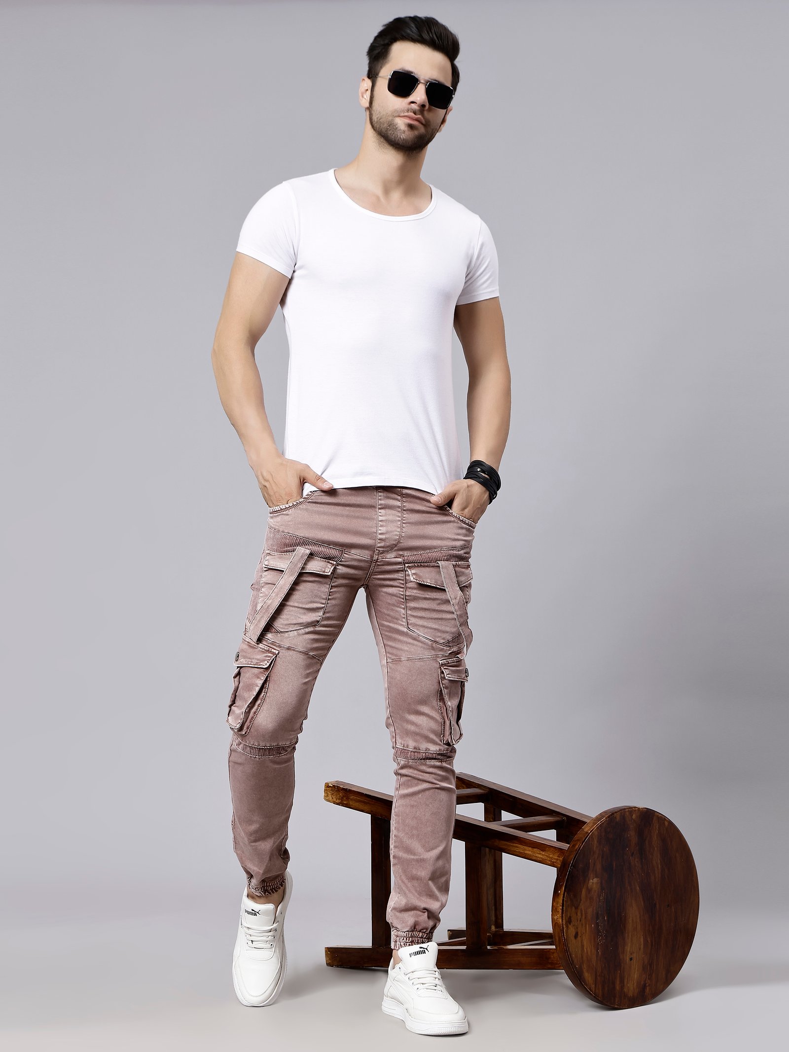 Una hilera de edificios de apartamentos blancos junto a una calle