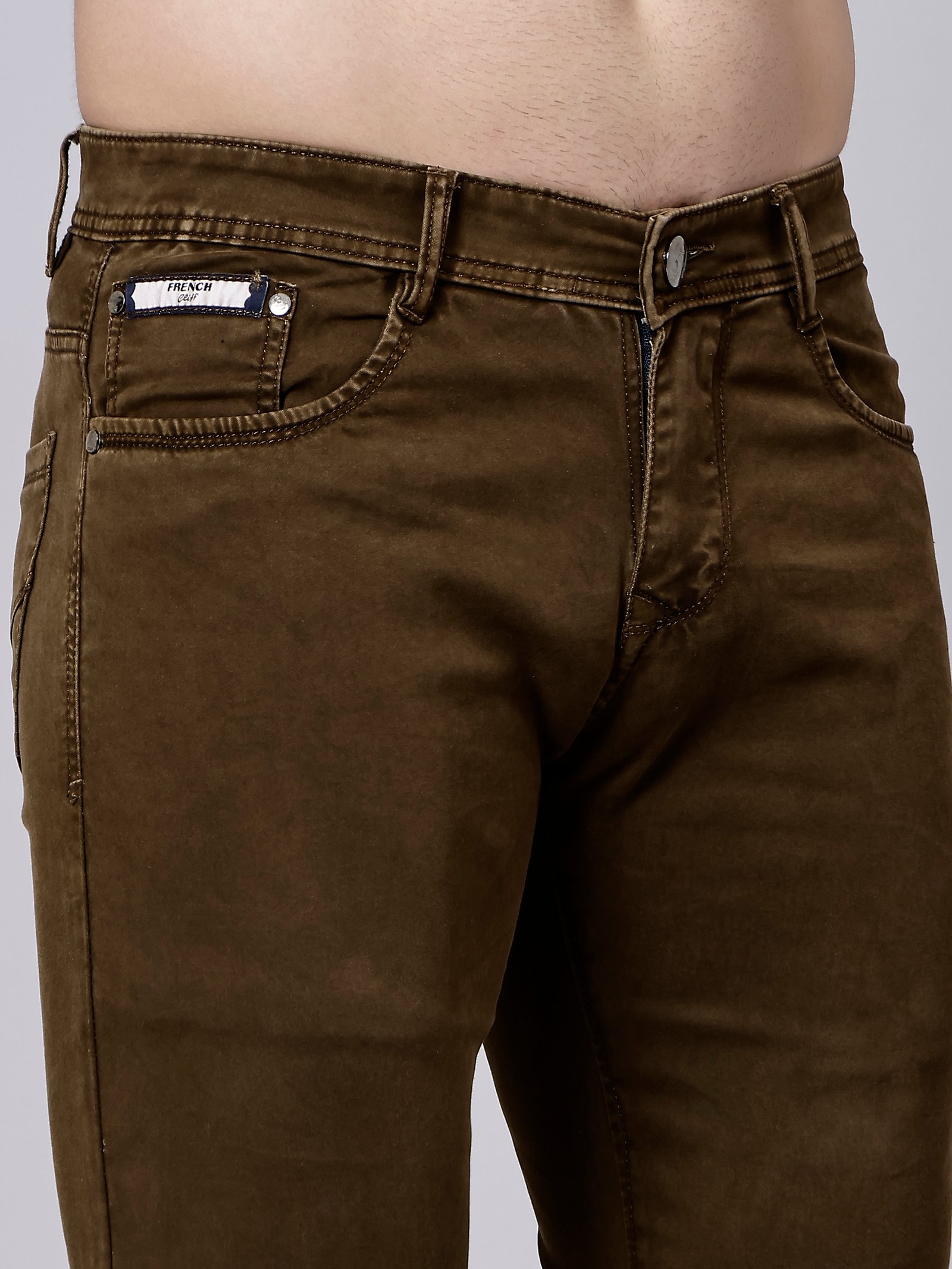 Una playa brumosa con una gran formación rocosa en primer plano