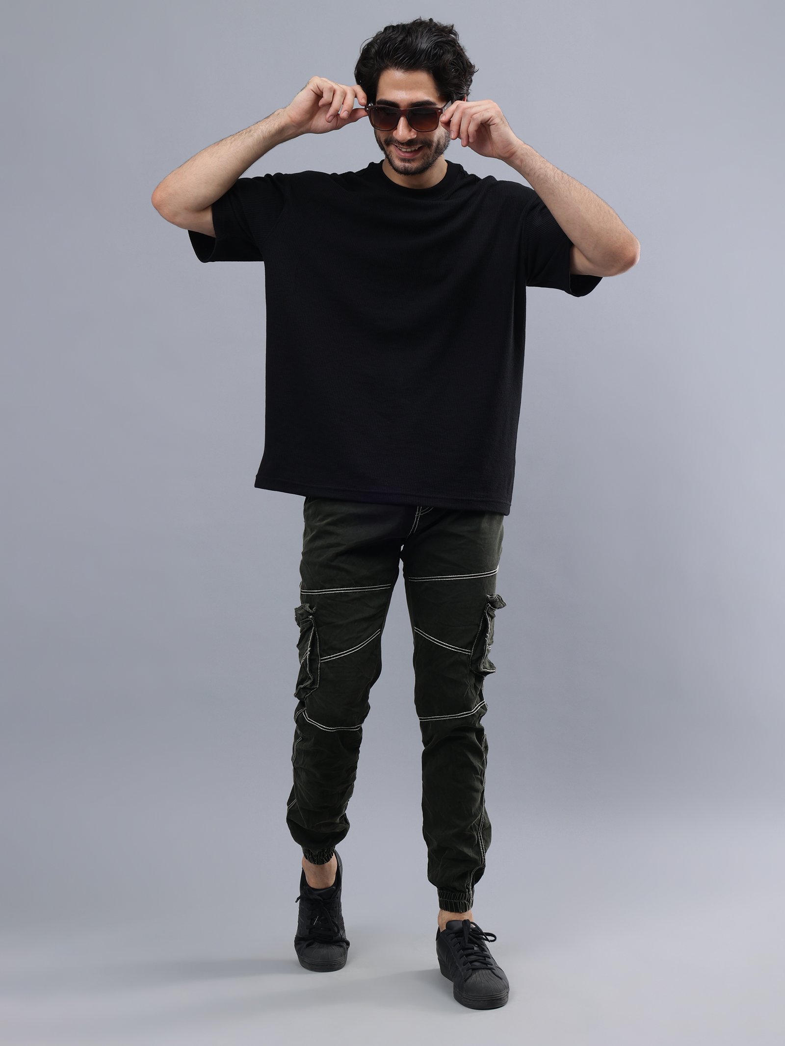 Una mesa cubierta con platos y cuencos de comida