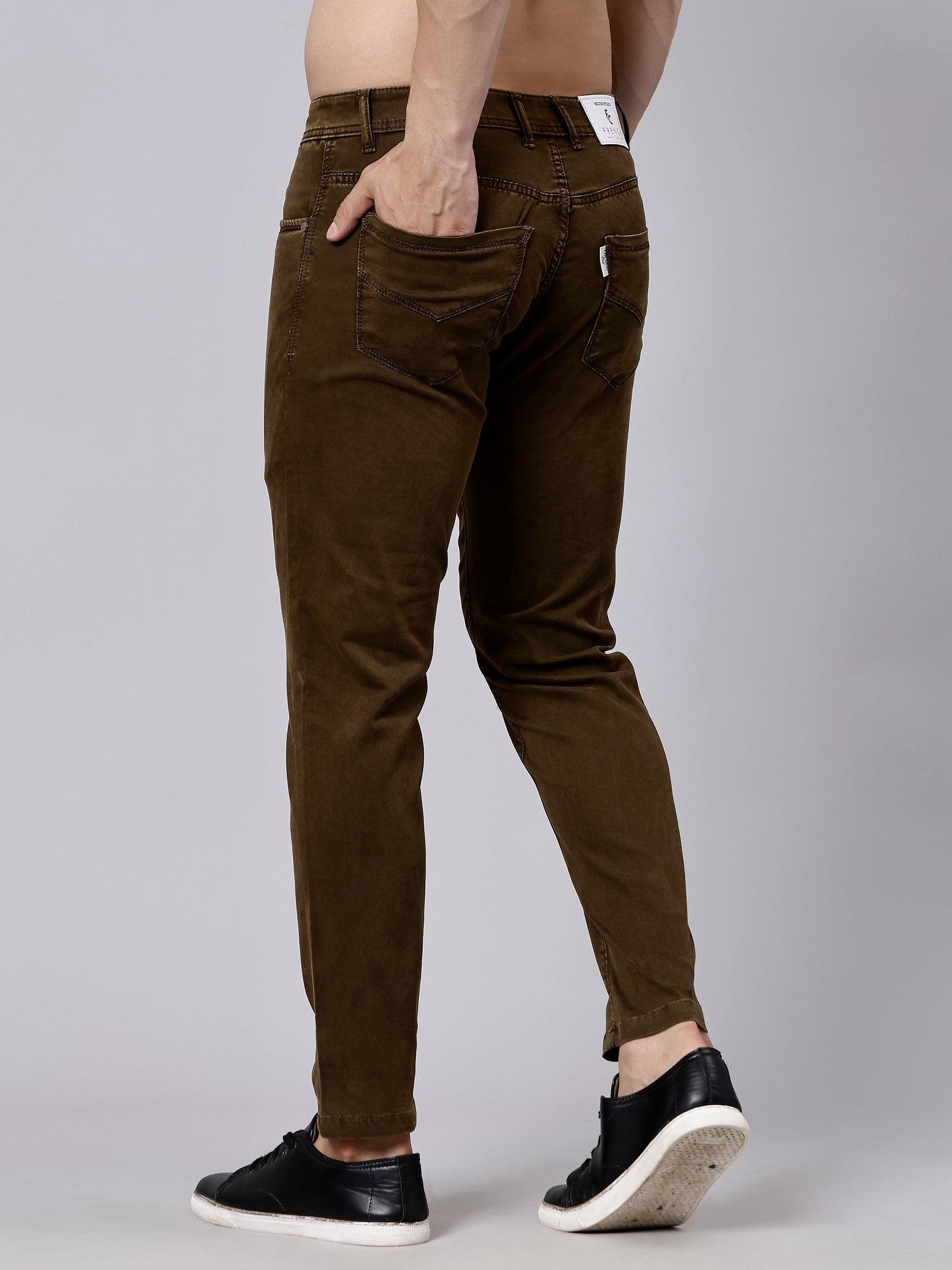 Una hilera de edificios de apartamentos blancos junto a una calle