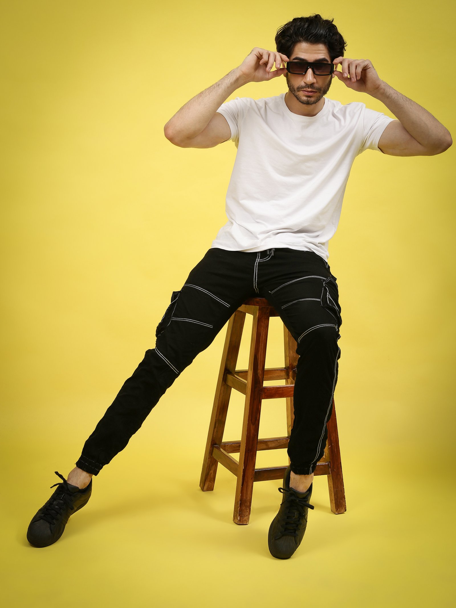 Una mesa cubierta con platos y cuencos de comida