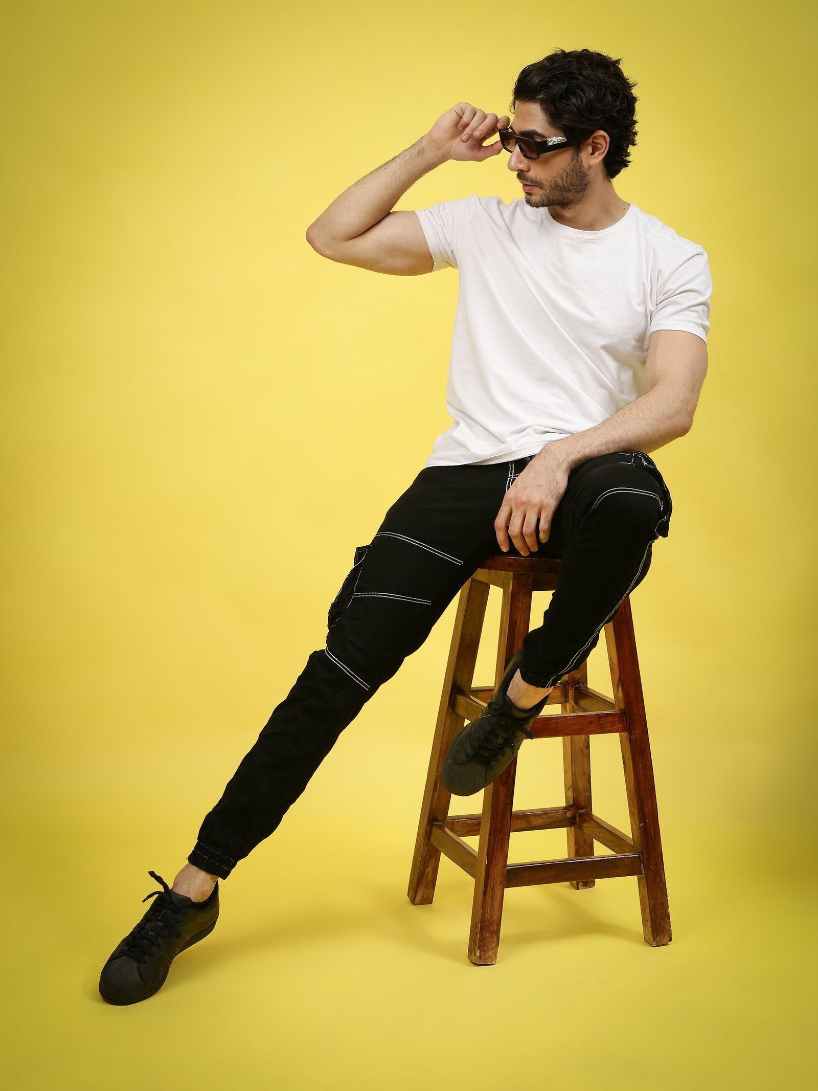 Una hilera de edificios de apartamentos blancos junto a una calle