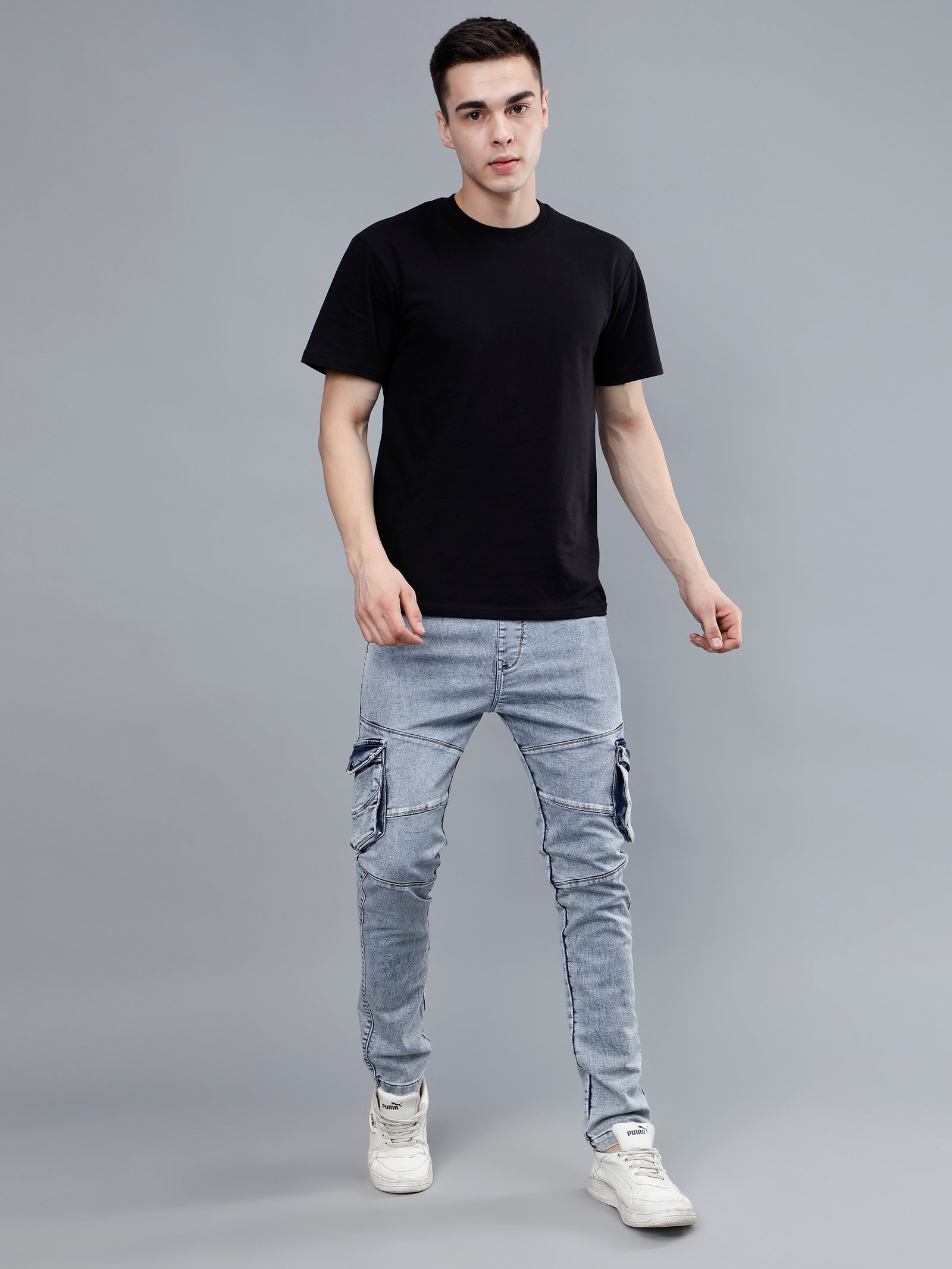 Una hilera de edificios de apartamentos blancos junto a una calle