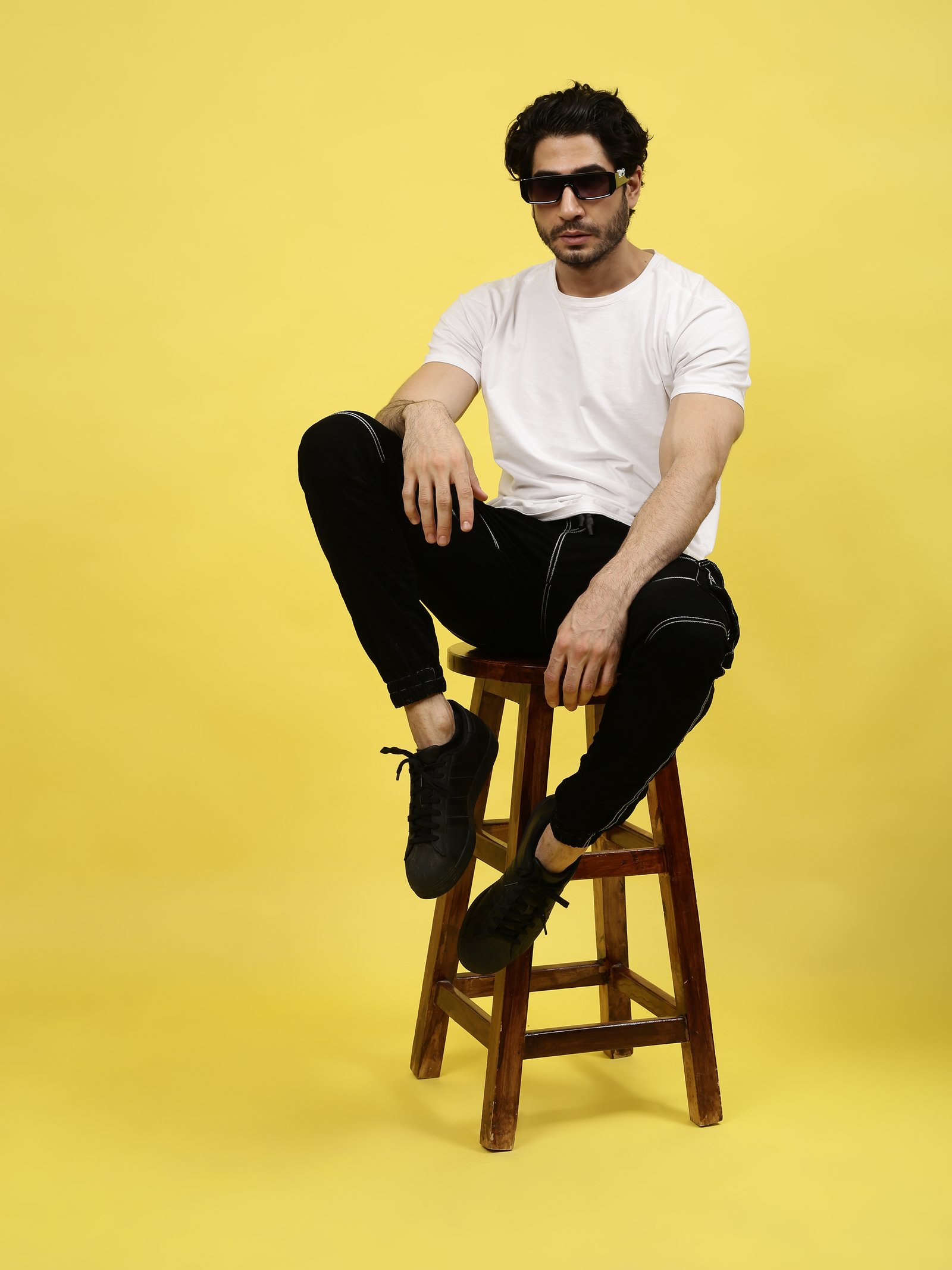 Una playa brumosa con una gran formación rocosa en primer plano