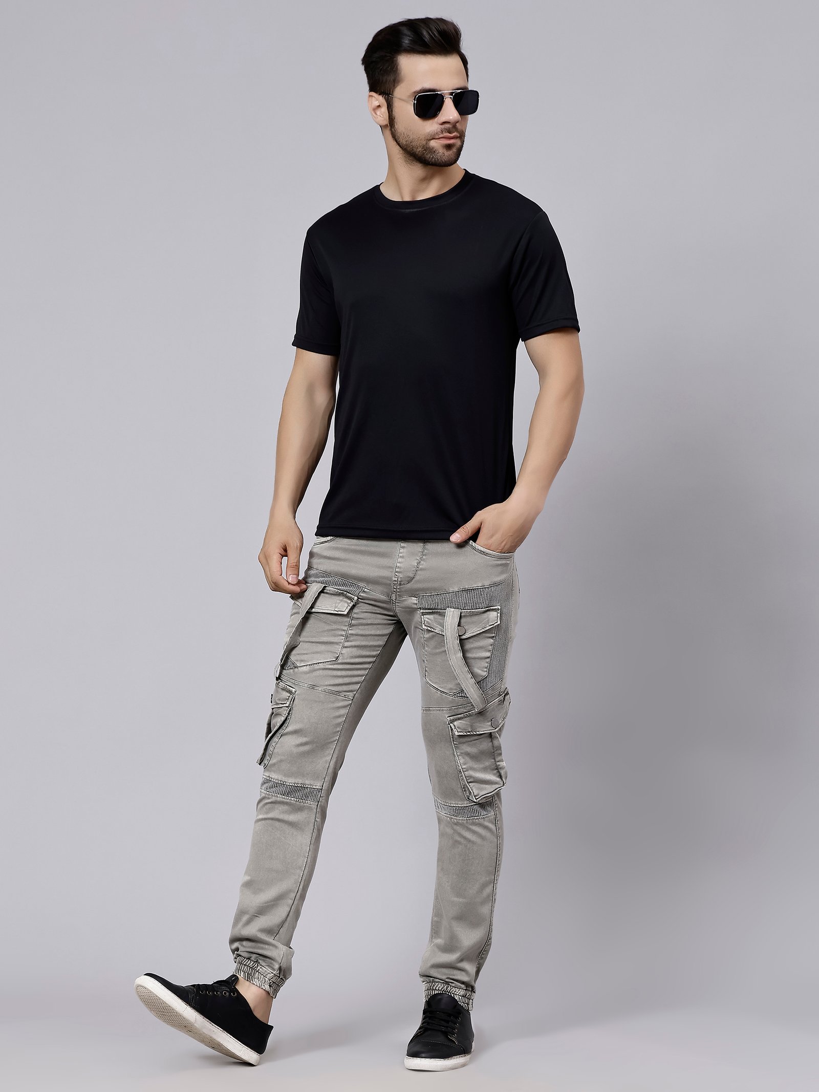 Una vista de una playa desde la cima de una colina